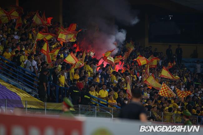 Lại xuất hiện pháo sáng trong trận đấu của CLB Hà Nội vs Nam Định 2