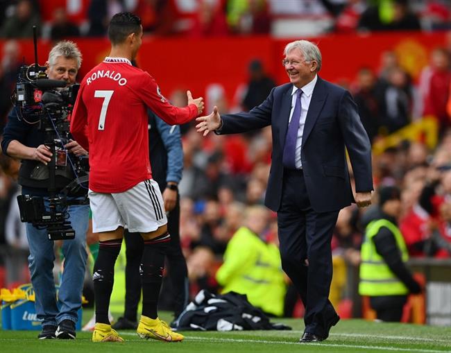 Sir Alex trao giải thưởng cho De Gea và Ronaldo