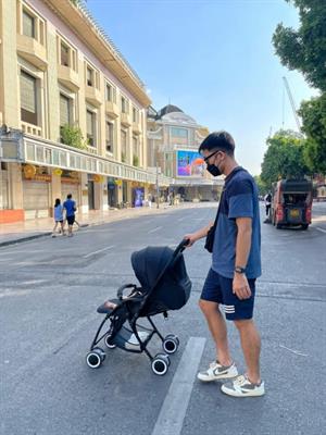 Xuan Truong xuat hien cung nhoc ty tren pho Ha Noi. anh: NVCC