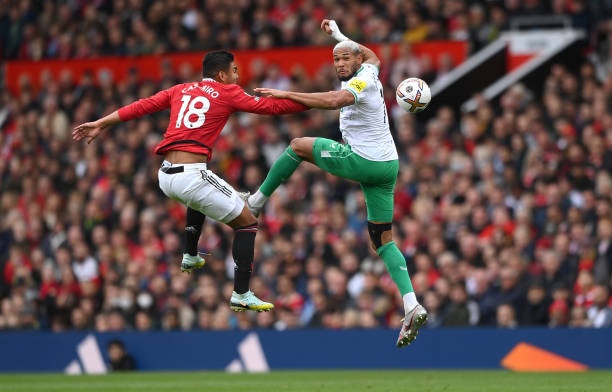 Casemiro choi tot truoc Newcastle