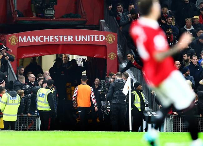 Ronaldo bỏ vào đường hầm cuối trận, đồng đội nói gì?