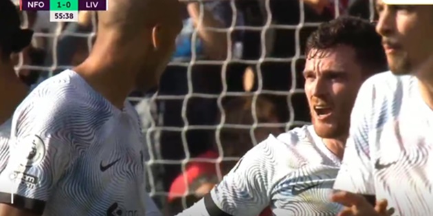 Andy Robertson va Fabinho suyt choang nhau sau ban thua