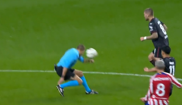 Trọng tài xin lỗi sau khi bị Antoine Griezmann sút bóng vào mặt