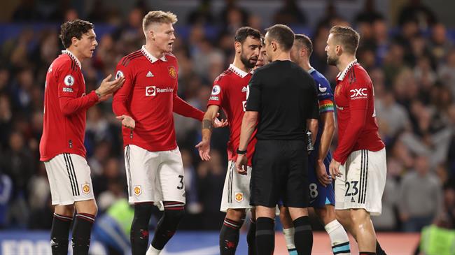 MU lại bị FA phạt vì phản ứng của cầu thủ với trọng tài 1