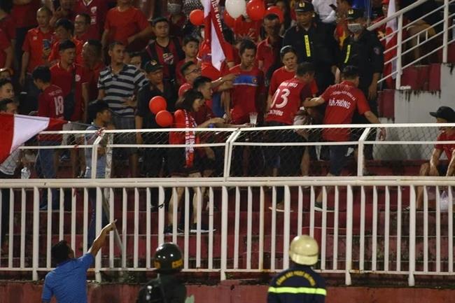 CĐV Hải Phòng bị bỏng mặt sau khi tháo bóng bay trên sân Thống Nhất CdV Hai Phong bi bong mat sau khi thao bong bay tren san Thong Nhat