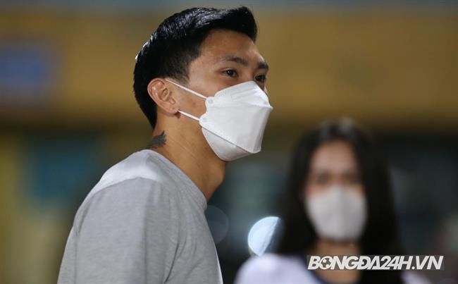 Đoàn Văn Hậu ăn mừng chiến thắng cùng Hải My trên khán đài