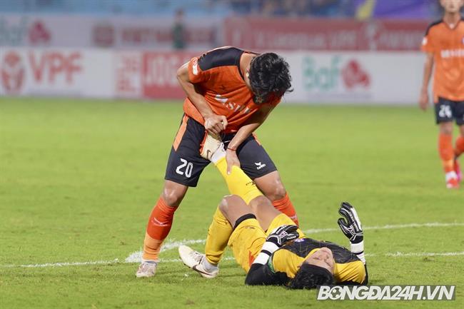 Nén đau thi đấu, thủ môn Đà Nẵng làm nền cho siêu phẩm của Hùng Dũng 8