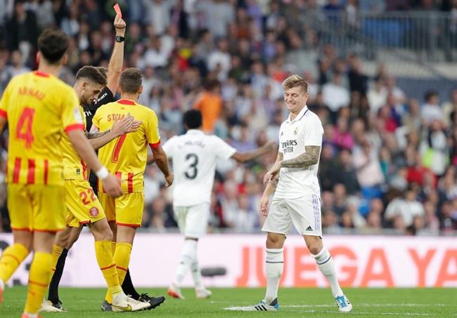 Toni Kroos lần đầu tiên phải nhận thẻ đỏ trong sự nghiệp