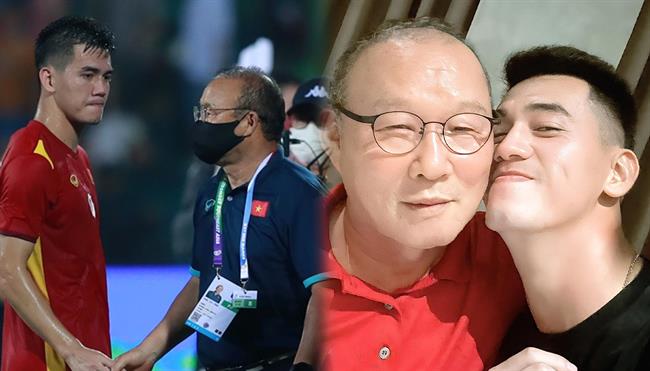 Tiến Linh khoe ảnh thân thiết với thầy Park trước thềm AFF Cup