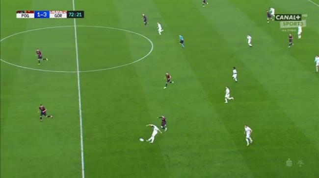 Lukas Podolski lập siêu phẩm ghi bàn từ bên phần sân nhà Lukas Podolski lap sieu pham ghi ban tu ben phan san nha