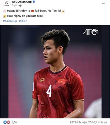 Hồ Tấn Tài nhận quà từ AFC trong ngày đặc biệt 1