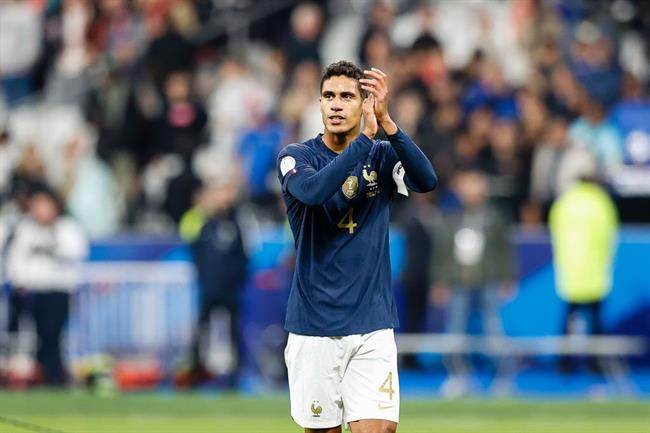 HLV ĐT Pháp báo tin vui về Raphael Varane
