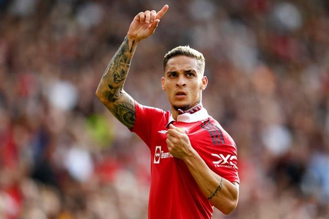 Antony trong mau ao MU