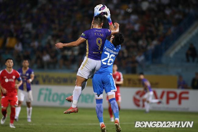 Nguyên Mạnh nằm sân sau khi nhận nguyên cú giật chỏ của Tuấn Hải 