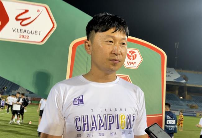 HLV Chun Jae Ho nhắc đến Quang Hải, cảm ơn HLV Trương Việt Hoàng sau chức vô địch