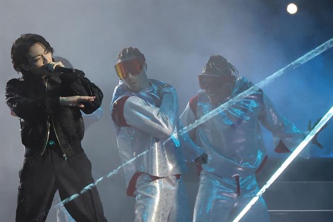 Jungkook đốt cháy sân khấu ở lễ khai mạc World Cup 2022 2 Jungkook đốt cháy sân khấu ở lễ khai mạc World Cup 2022 2