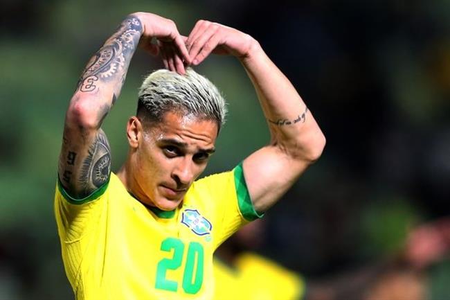 Antony thể hiện tuyệt kỹ xoay compa trong màu áo Brazil