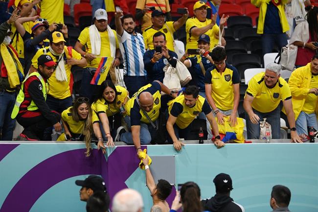 Cảm xúc trái ngược của CĐV sau trận đấu mở màn World Cup 2022 7 Cảm xúc trái ngược của CĐV sau trận đấu mở màn World Cup 2022 7