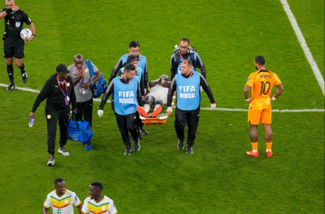 Bị Frenkie de Jong sờ vào “của quý”, sao Senegal rời sân bằng cáng 2
