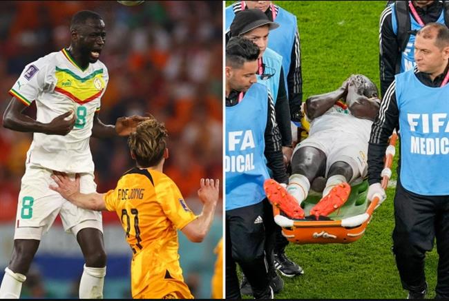 Bị Frenkie de Jong sờ vào “của quý”, sao Senegal rời sân bằng cáng 