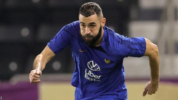 Benzema mâu thuẫn với HLV Deschamps? 