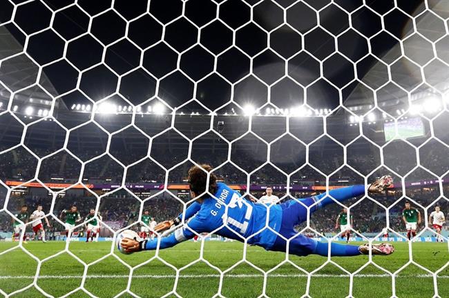 Ochoa danh bai Lewandowski tren cham 11m 