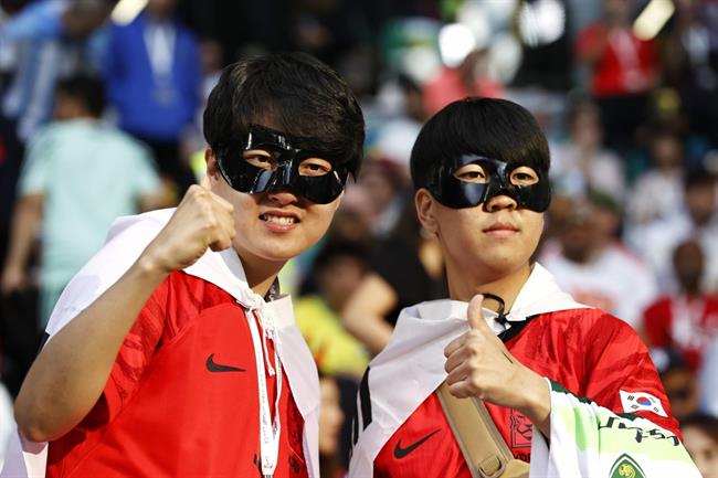 Son Heung Min cực ngầu với mặt nạ batman ở trận đấu với Uruguay 3