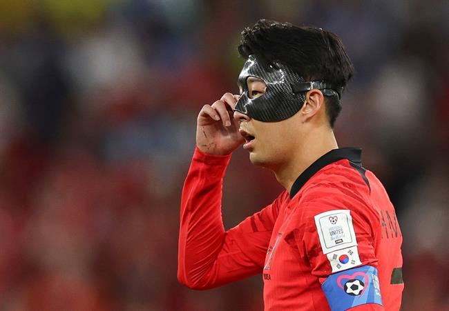 Son Heung Min cực ngầu với mặt nạ batman ở trận đấu với Uruguay 2