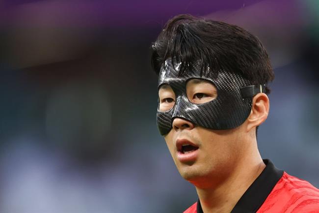 Son Heung Min cực ngầu với mặt nạ batman ở trận đấu với Uruguay