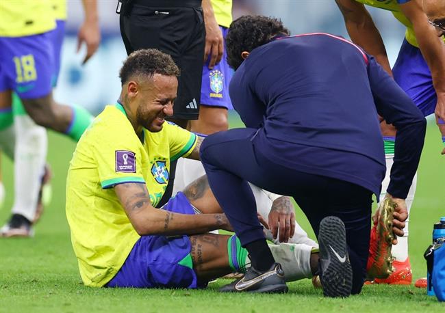 Neymar bật khóc vì chấn thương, khó ra sân trận tiếp theo
