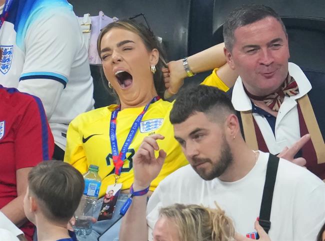 Georgina Irin ngáp ngủ trên khán đài Georgina Irin ngap ngu tren khan dai