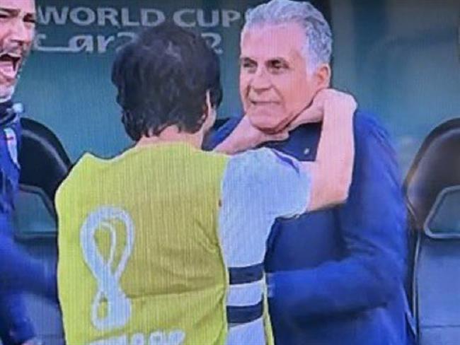 Sardar Azmoun ăn mừng quá khích khi bóp cổ HLV trưởng Carlos Queiroz. Sardar Azmoun an mung qua khich khi bop co HLV truong Carlos Queiroz.
