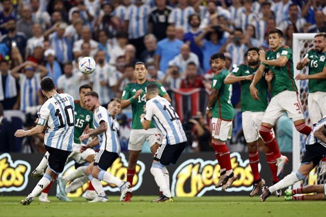 Hàng thủ Mexico bất lực nhìn Messi đi vào lịch sử 1 Hàng thủ Mexico bất lực nhìn Messi đi vào lịch sử 1