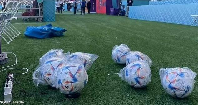 Bức ảnh trái bóng ở World Cup 2022 được sạc gây sốc