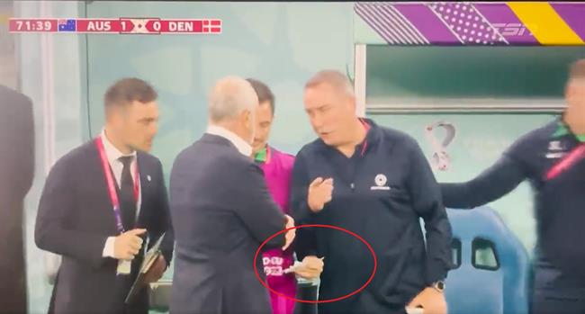 Australia thắng trận nhờ vào sự bất cẩn của tuyển thủ Đan Mạch