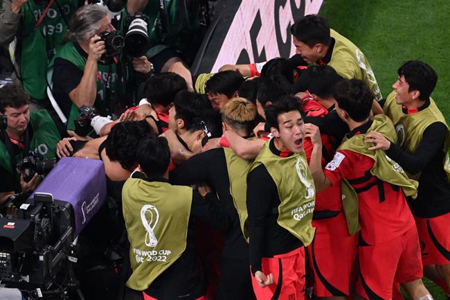 Cầu thủ Hàn Quốc vỡ òa khi giành vé vào vòng 18 World Cup 4 Cầu thủ Hàn Quốc vỡ òa khi giành vé vào vòng 18 World Cup 4