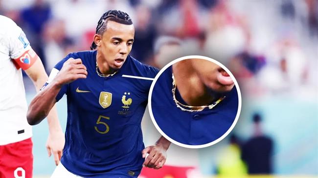 Hậu vệ Pháp đeo dây chuyền vàng vì mê tín bất chấp lời cảnh báo từ HLV Deschamps