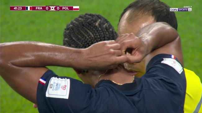 Hậu vệ Pháp đeo 2 dây chuyền vàng khi thi đấu 3