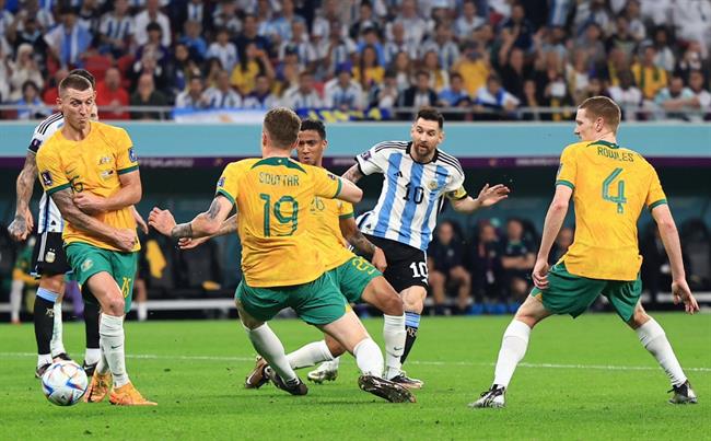 Ferdinand: Messi giống như thần thánh