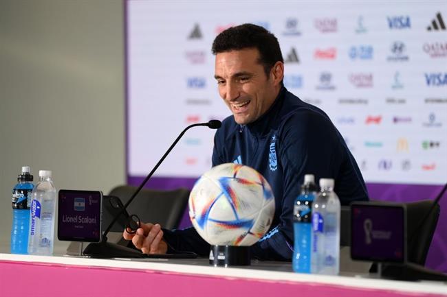 HLV Scaloni ngợi khen tuyển Argentina sau tấm vé vào tứ kết World Cup 