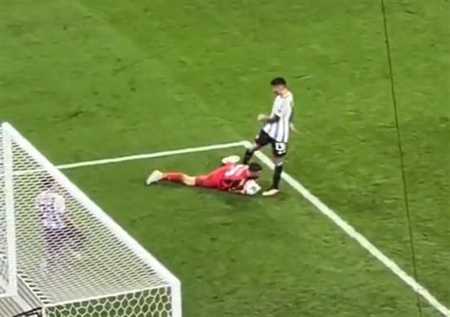 Cristian Romero da vao nguoi Emiliano Martinez