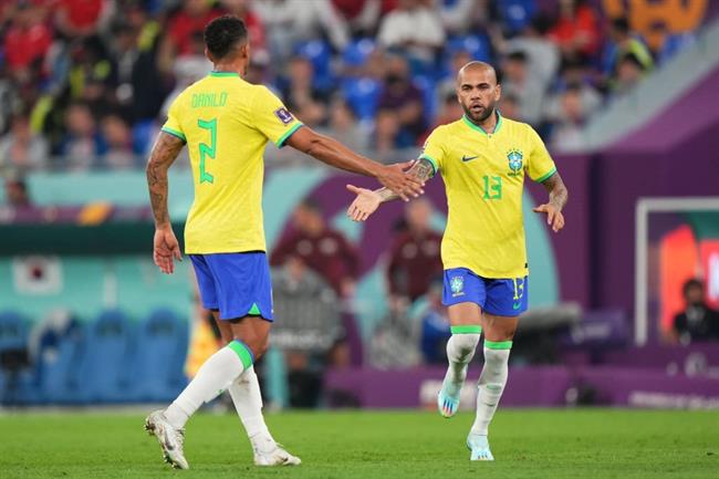 Dani Alves phá kỷ lục của chính mình ở World Cup