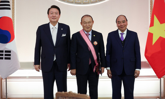 HLV Park Hang Seo nhận huân chương vì đóng góp cho quan hệ Việt-Hàn