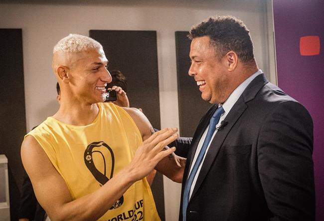 Richarlison dạy Ronaldo nhảy điệu bồ câu 