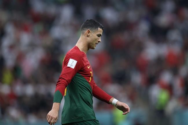 HLV Bồ Đào Nha thừa nhận Ronaldo không vui vì phải dự bị
