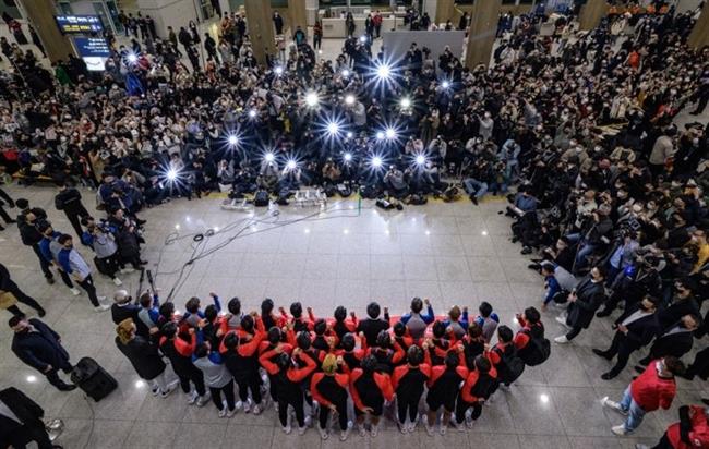 Son Heung Min và đồng đội được NHM chào đón nồng nhiệt khi về nước 1 Son Heung Min và đồng đội được NHM chào đón nồng nhiệt khi về nước 1