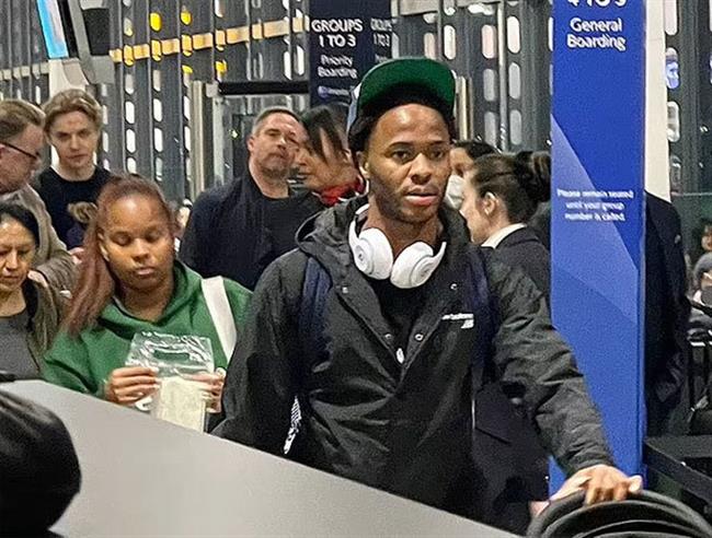 Sterling và vợ con lên đường tới Qatar Sterling va vo con len duong toi Qatar