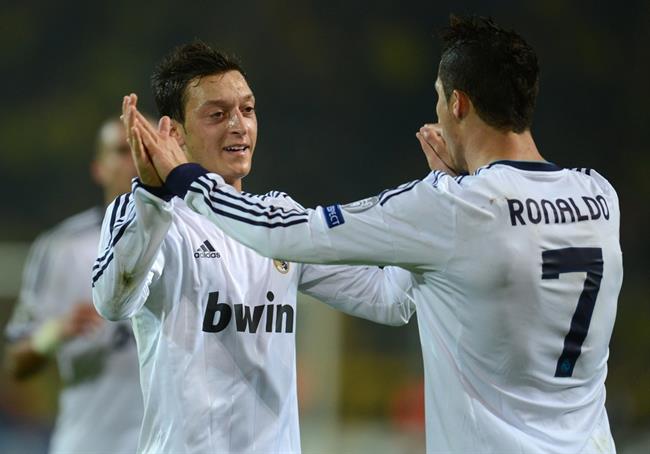 Mesut Ozil Chỉ Trích Truyền Thông Vì Lợi Dụng Ronaldo