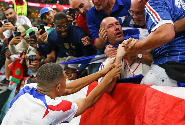 Mbappe sút bóng trúng mặt CĐV