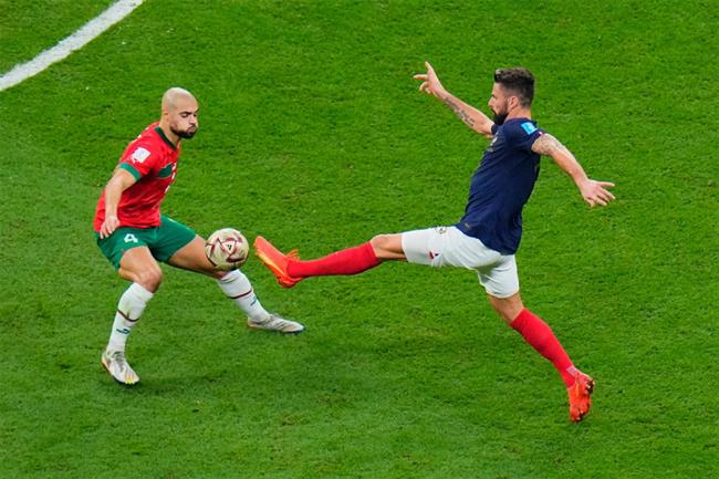 Sofyan Amrabat bi Giroud theo kem rat sat